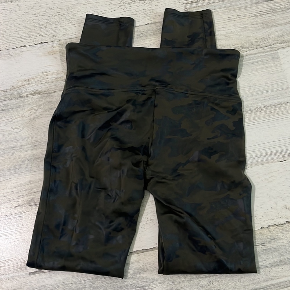 Spanx Faux Camo Green Leggings Size M - Picture 4 of 8